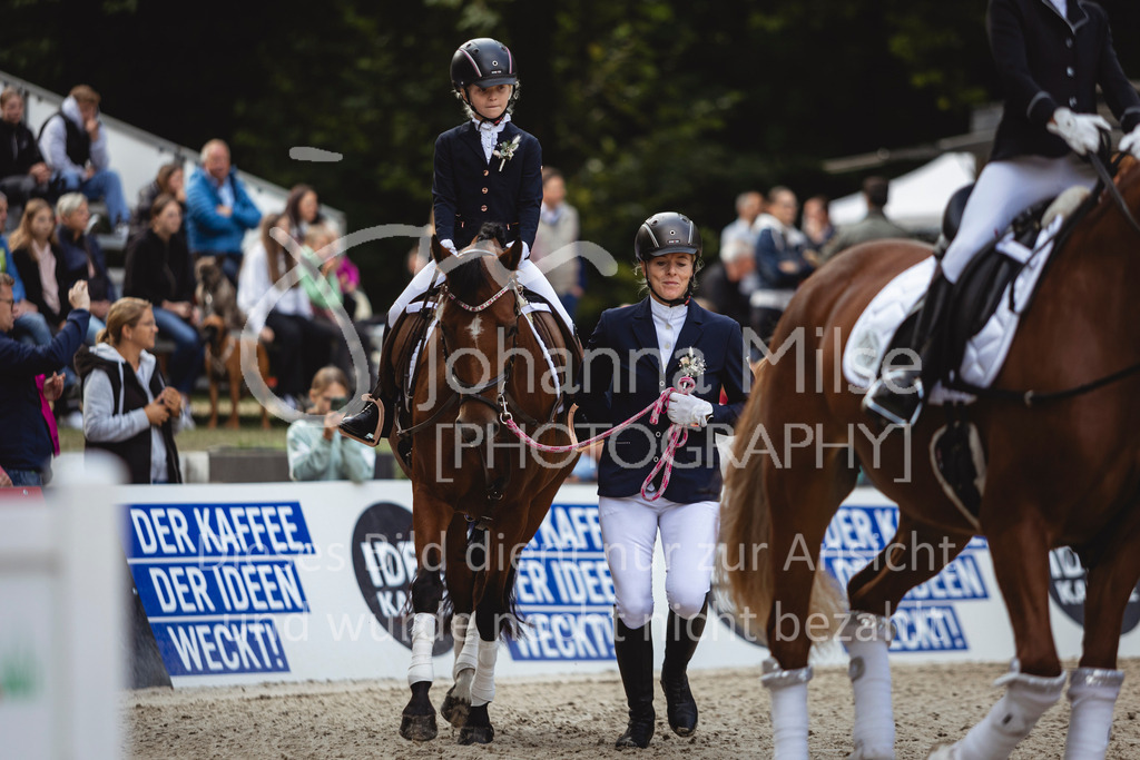 240915_OWLCh_FuehrzuegelWB-612 | Deine schönsten Turniermomente als professionelle Fotos! Entdecke hochwertige Pferdesport-Fotografie im Online-Shop. Jetzt Fotos finden & bestellen!