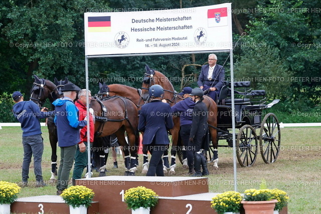20240818-9222-reitsport-gespannfahren-HEN-FOTO | 18.08.2024 Reitsport Perdesport Deutsche Meisterschaften und Hessische Meisterschaften Gespannfahren in Herchenrode Kombinierte Prüfung hier Kegelfahren für Vierspänner Pferde Klasse S Christoph SANDMANN (PSG Lähden) Sieger 1. Platz Deutscher Meister (Foto: Peter Henrich) - Realisiert mit Pictrs.com