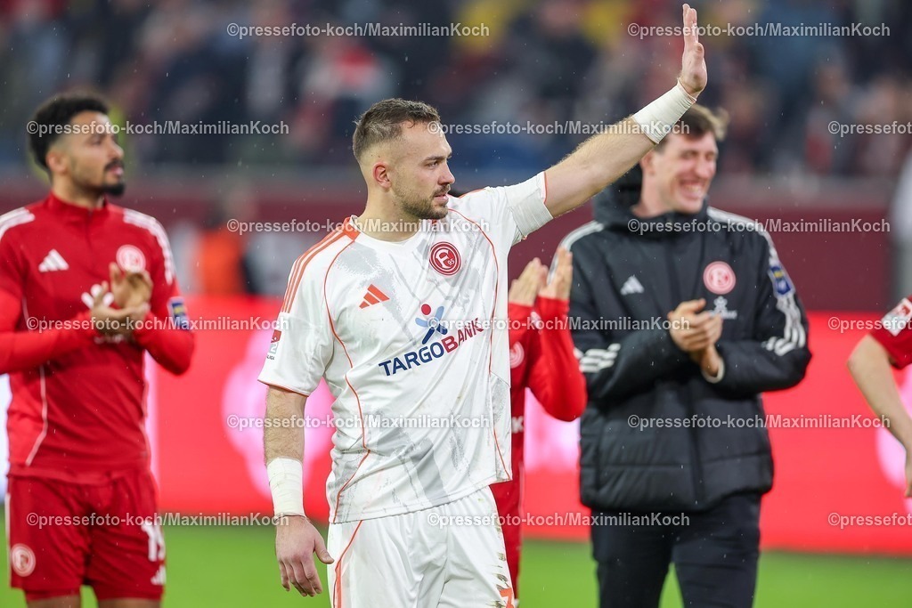 F9527022601152 | 27.02.2026, Fußball, Fortuna Düsseldorf - VfL Bochum, 2. Fußball Bundesliga, Merkur Spiel-Arena, Saison 2025 2026: Torwart Florian Kastenmeier&nbsp;(Fortuna Düsseldorf #33) gestikulierend auf dem Spielfeld   DFB regulations prohibit any use of photographs as image sequences and or quasi-video.