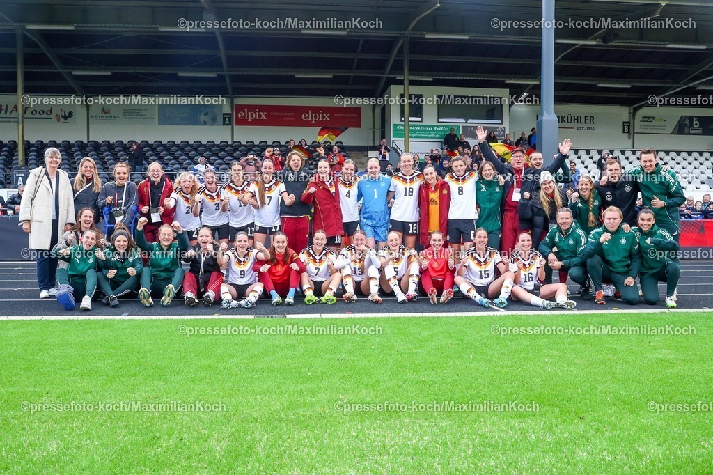 xKWIx10042601107 | 2026.04.10, xkwix, Fußball, UEFA Women's UNDER 19 Championship qualification, Republic of Ireland - Germany, Uhlenkrugstadion, Runde 2 1.Spieltag, Saison 2025 / 2026: Die Nationalmannschaft inklusive Trainerteam vor Tribüne als Gruppe DFB regulations prohibit any use of photographs as image sequences and or quasi-video. Photo: xKamilxWilkowskixPressefotoKochx