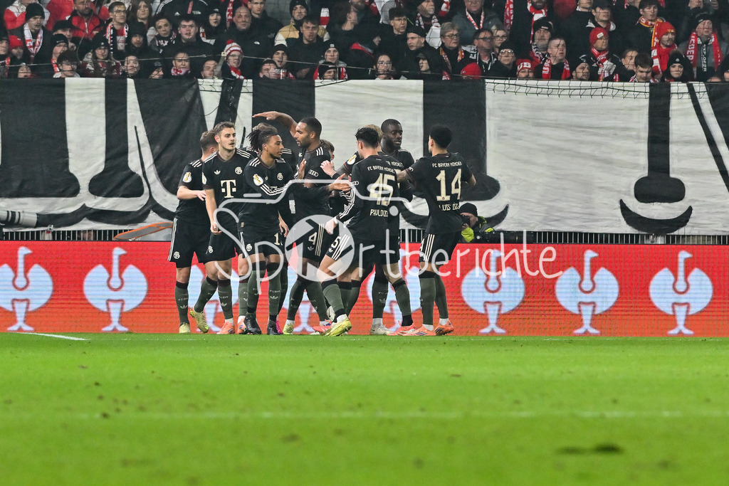 1. FC Union Berlin - FC Bayern München | BERLIN, GERMANY - 03. DECEMBER: Jubel der Gäste nach dem Treffer zum 0-1 Tor / Torschuetze / Freude / Happy während dem Match zwischen dem 1. FC Union Berlin und dem FC Bayern München beim Achtelfinale des DFB-Pokales im Stadion an der alten Försterei