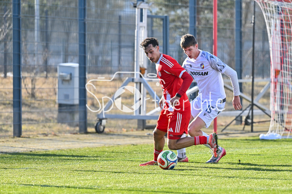 FC Bayern Amateure - FC Viktoria Pilsen U23 | MUNICH, GERMANY - 03. FEBRUARY: im Duell Mudaser SADAT (FC Bayern München II 8) mit einem Spieler von Viktoria Pilsen während dem Testspiel zwischen den Amateuren des FC Bayern und dem FC Viktoria Pilsen B am FC Bayern Campus