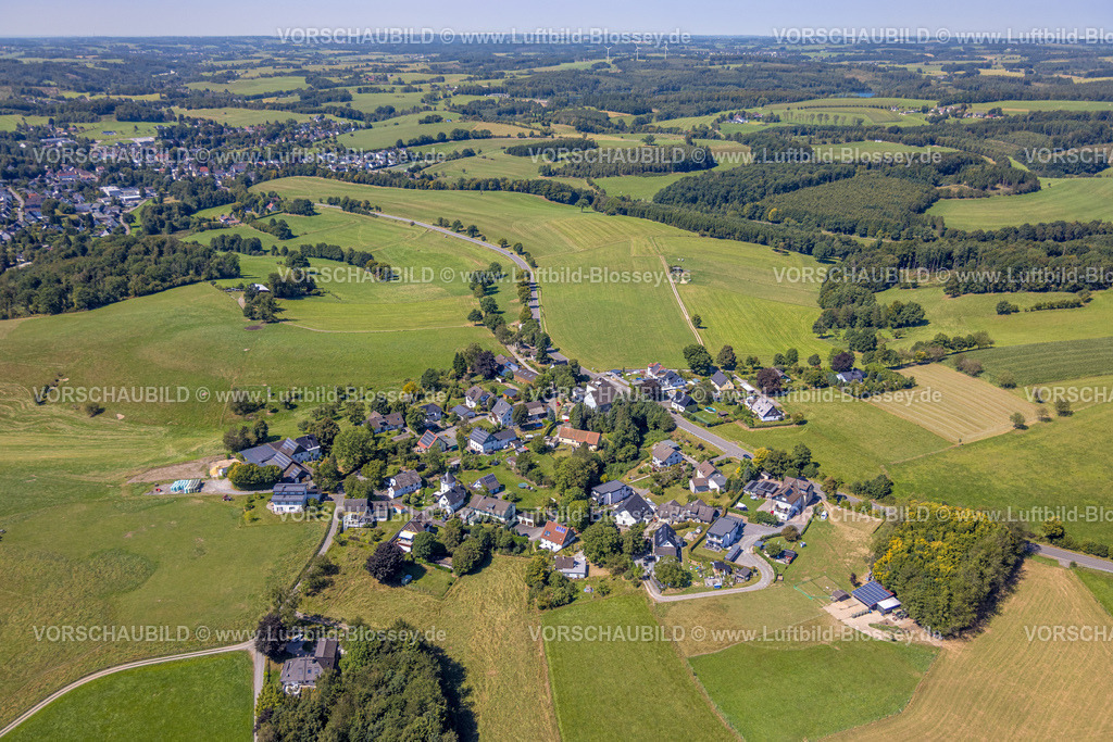 Kierspe250813288 | Luftbild, Wohngebiet Ortsansicht Ortsteil Bürhausen, Wiesen und Felder und Waldgebiet mit Fernsicht, Bürhausen, Kierspe, Sauerland, Nordrhein-Westfalen, Deutschland