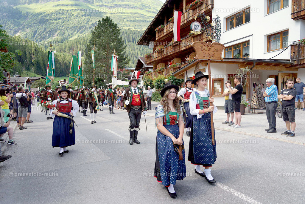 e21-news-2023-Juli23-Regimentsschuetzenfest3-Steeg-UMZUG_DORF-DSC07415 | Info aus dem Bezirk Reutte/Ausserfern Tirol sowie eine umfangreiche Bilddatenbank über die gesamte Region: Lechtal, Talkessel Reutte, Tannheimertal, Zwischentoren. Lech, Plansee, Zugspitze, Grenztunnel, B179, Fernpassstraße, Verkehr, Lawinen, Tradition, - Realisiert mit Pictrs.com