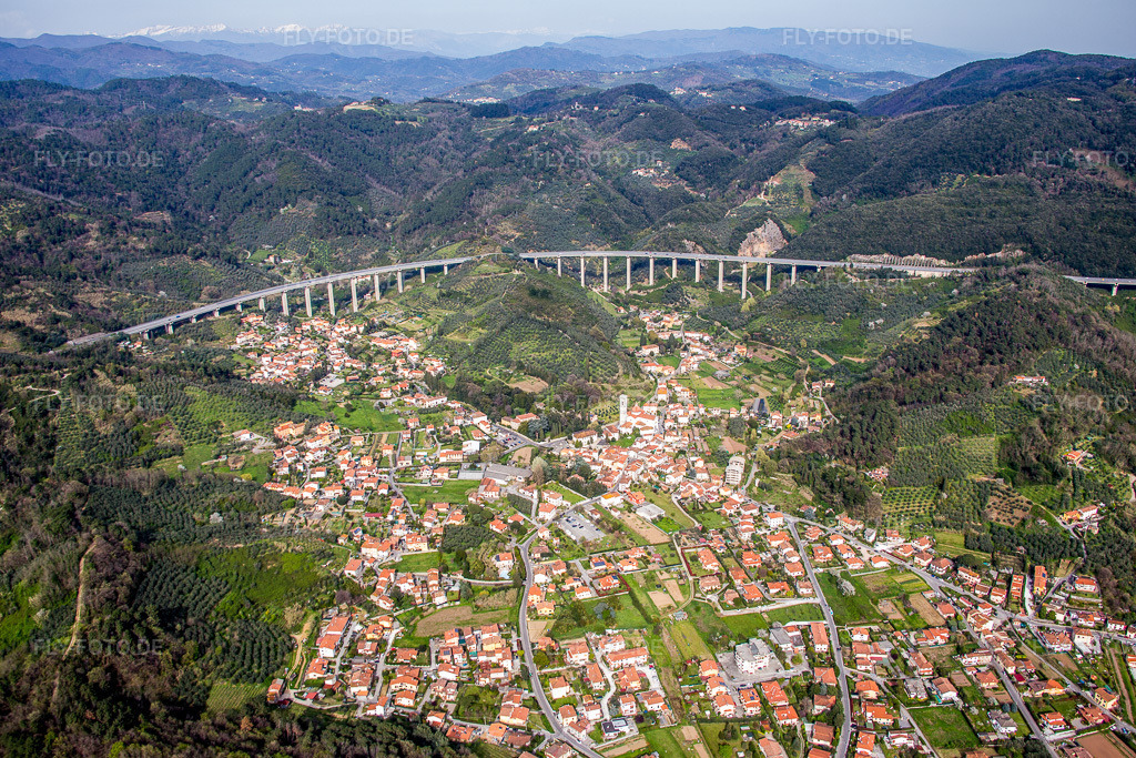 Luftbild: Stadtrand und Außenbezirks- Wohngebiete in Massarosa im Bundesland Lucca in Italien. Foto: IMG_086974.jpg vom 03.04.2016 durch Werner Riehm/FLY-FOTO.de