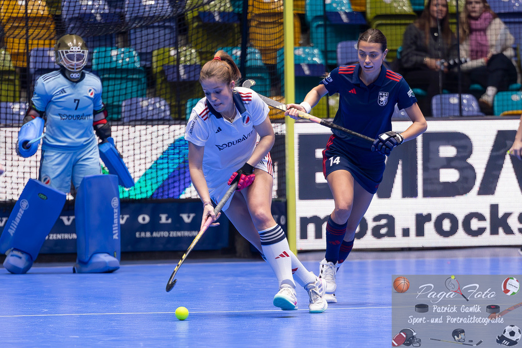 Volvo E.R.B. Final 4 Halbfinale Frauen: Mannheimer HC - Düsseldorfer HC, 25.01.2025 | Sonja Zimmermann (Mannheimer HC #11) am Ball, &amp; Selin Oruz (Düsseldorfer HC #14) schaut zu ihr, Mannheimer HC - Düsseldorfer HC, Frankfurt, Süwag Arena, 25.1.2025 - Realisiert mit Pictrs.com
