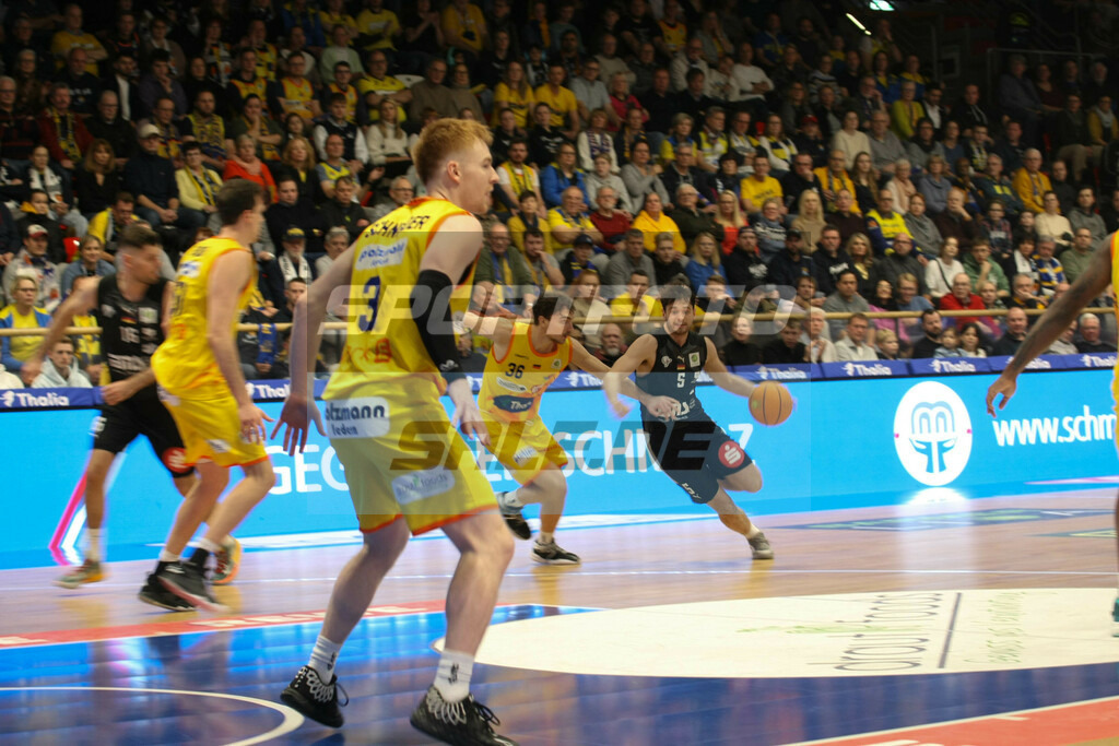 Phoenix Hagen - Nürnberg Falcobns | Tim Köpple am Ball, daneben Kristofer Krause - © Sportfoto-Sale (MK) - Realisiert mit Pictrs.com