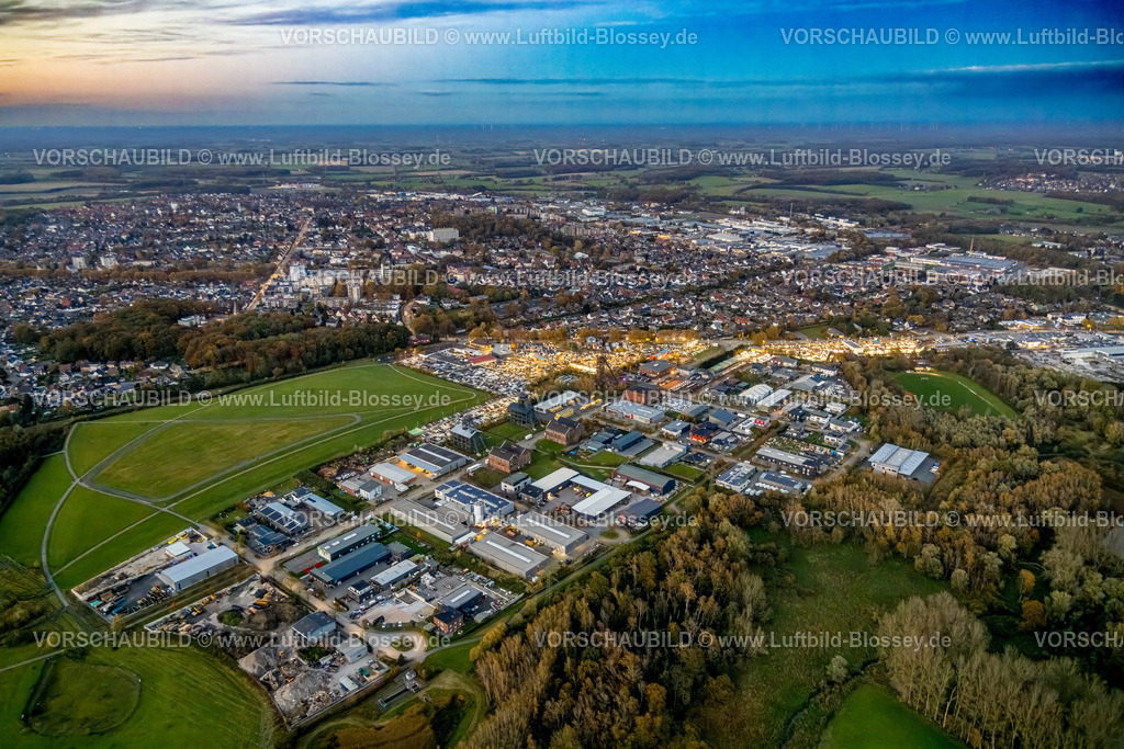 Hamm231103623Nacht | Luftbild, VW Autohaus Potthoff mit PKW Parkplätzen im goldenen Abendlicht, Gelände der Zeche Radbod Schacht 1 und 2, Fußballplatz Hüserstraße umgeben von herbstlichen Laubbäumen, Fernsicht mit Himmel mit Blick Ortsansicht Bockum-Hövel Wohngebiet, Bockum-Hövel, Hamm, Ruhrgebiet, Nordrhein-Westfalen, Deutschland