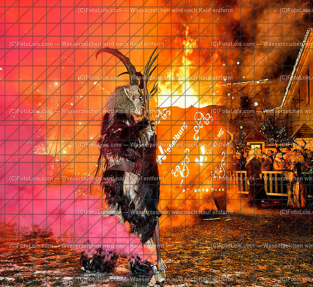 ALP9687_Wieselburger ADVENT_Wintersonnenwende_Perchtenlauf | (C)FotoLois.com, Alois Spandl, Wieselburger Advent, Wintersonnenwendfeier mit Umzug durch die Stadt, Sonnenwendfeuer und Perchtenlauf mit Show im Schlosspark, Mitwirkung der Partnergemeinde EINBECK, Sa 17. Dezmber 2022.