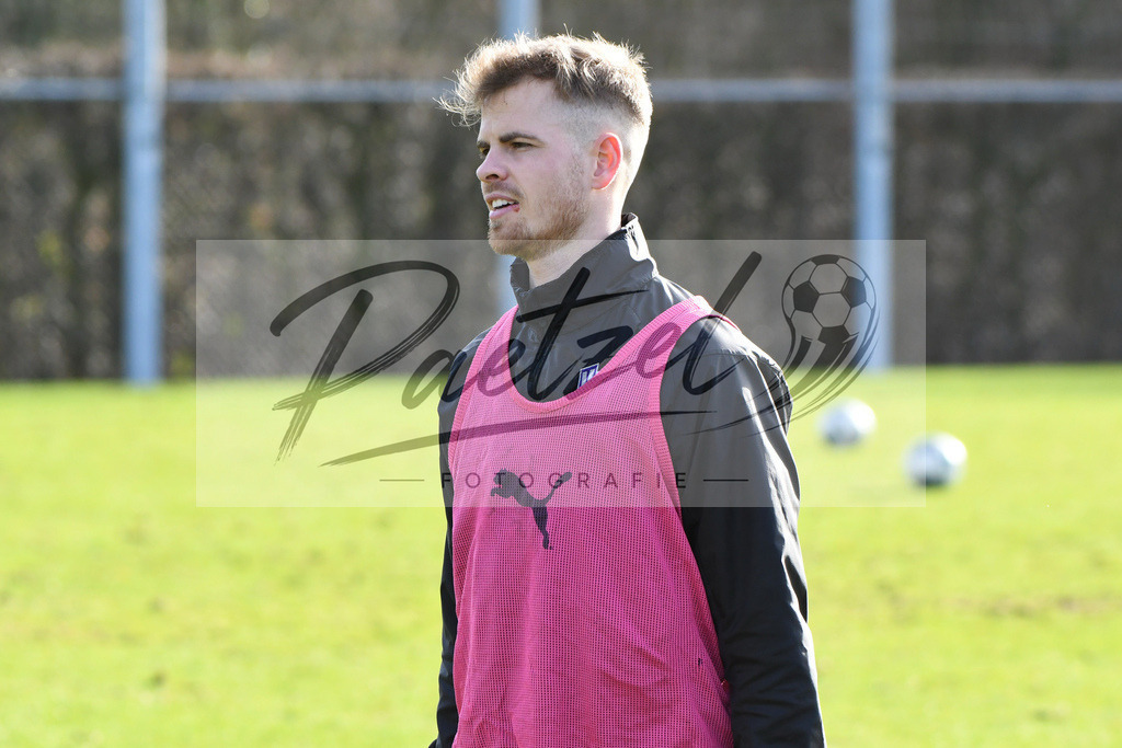 20200215_TRAOSN_0069 | Fussball, Herren: Joost van Aken (VfL Osnabrueck) schaut waehrend der Trainingseinheit des VfL Osnabrueck im Sportpark Illoshoehe am 15.02.2020 in Osnabrueck, Deutschland. - Realisiert mit Pictrs.com