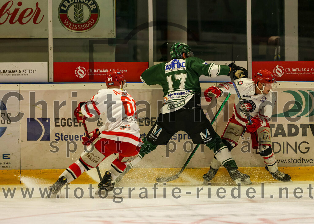 2023-10-20_082_TSV_Erding_gegen_EHC_Klostersee | Erding, Deutschland, 20.10.2023:.Eishockey, Bayernliga Vorrunde 2023 / 2024, 2. Spieltag, TSV Erding gegen EHC Klostersee, Endergebnis: 7:2..Philipp Quinlan (EHC Klostersee, #61), Elia Ostwald (Erding Gladiators, #17)..Foto: Christian Riedel / fotografie-riedel.net