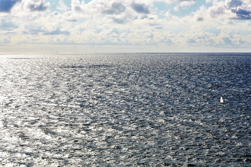 IMG_1734 (2) | gekräuseltes Meer mit Segelschiff, Meer mit Wolken und Segelboot, glitzerndes Meer, Wellen, leichter Wellengang