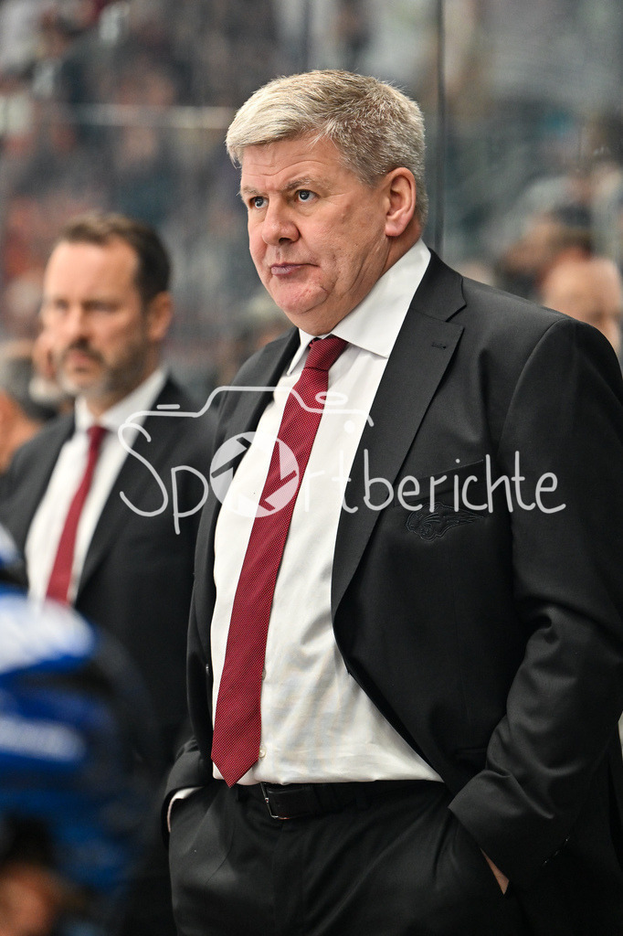 Augsburger Panther - Grizzlys Wolfsburg | AUGSBURG, GERMANY - 15. MARCH: Im Bild Bill PETERS Trainer Augsburger Panther / Einzelfoto / Freisteller während dem Match zwischen den Augsburger Panthern und den Grizzlys Wolfsburg am 52. Spieltag der Penny DEL im Curt Frenzel Stadion