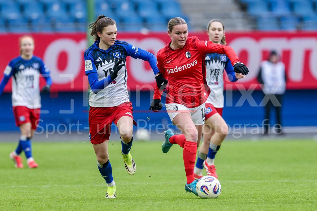 Fussball, Google Pixel Frauen-Bundesliga, Hamburger SV - SC Freiburg | v.li.: Lotta Wrede (Hamburger SV, HSV, 32) und Greta Stegemann (SC Freiburg, 16) im Zweikampf, Duell, Dynamik, Aktion, Action, Spielszene, DIE DFB-RICHTLINIEN UNTERSAGEN JEGLICHE NUTZUNG VON FOTOS ALS SEQUENZBILDER UND/ODER VIDEOÄHNLICHE FOTOSTRECKEN. DFB REGULATIONS PROHIBIT ANY USE OF PHOTOGRAPHS AS IMAGE SEQUENCES AND/OR QUASI-VIDEO.