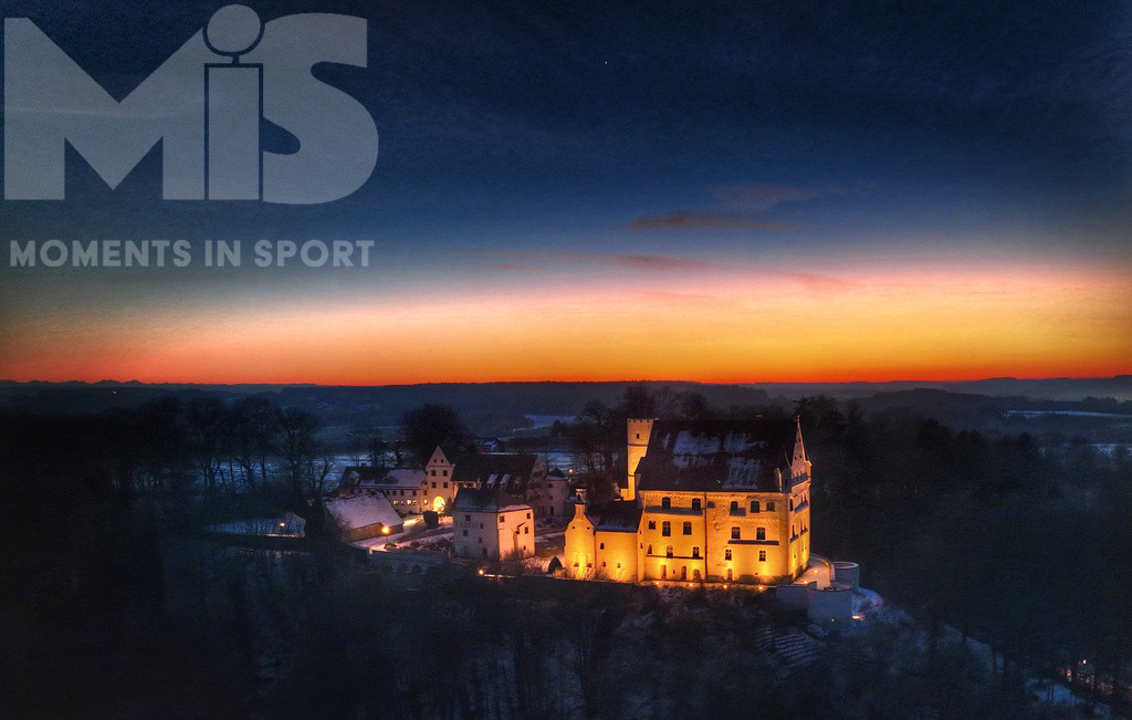 mis180220bf14.JPG | 26.01.2022, Mindelheim im Unterallgäu, Die beleuchtete Mindelburg auf ihrem Platz hoch über Mindelheim, im Hintergrund das Abendrot am Himmel. - Realisiert mit Pictrs.com