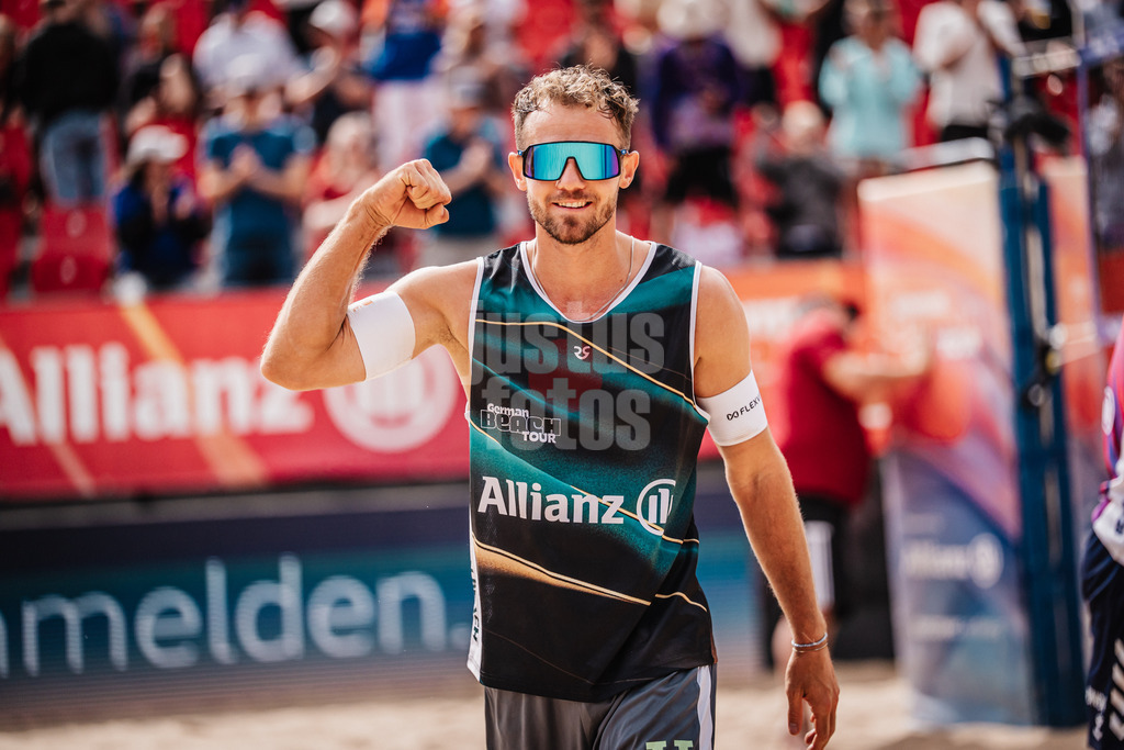Beachvolleyball | Männer | Allianz German Beach Tour 2025 | Tourstop Berlin | 22.08.2025 | Jonas Sagstetter freut sich nach dem Sieg