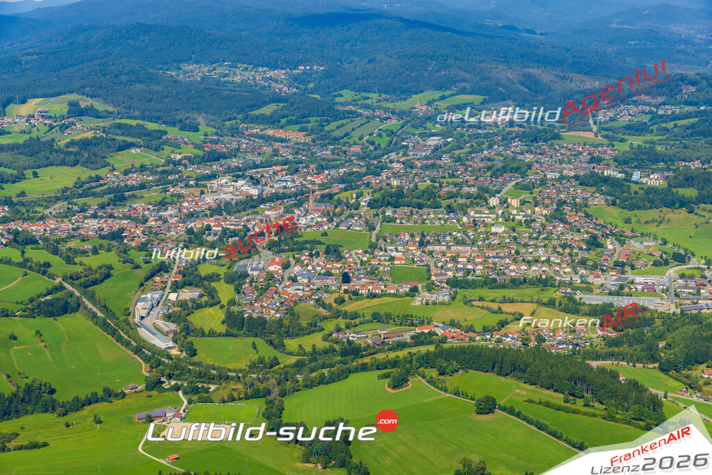 Luftaufnahme von Zwiesel - Die Luftaufnahme wurde 2025 vom UL-Flugzeug heraus erstellt ( keine Drohne ) - Hochauflösende Luftaufnahme - für professionelle Ausdrucke geeignet. Die Geschenkidee !Mit Lizenz und Bildrechte bestellbar