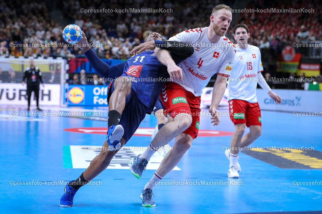 EHFEURO14012401057 | 14.01.2024, EHF EURO 2024, Männer Europameisterschaft Handball, Mercedes-Benz-Arena in Berlin, Frankreich - Schweiz: Dylan Nahi (Frankreich) gegen Lenny Rubin (Schweiz)