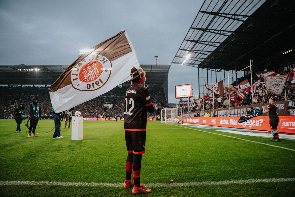 FCP09452 | Der offizielle Shop für FC St. Pauli Fotos. Wähle aus Spielszenen & Fanmomenten dein FCSP Wunschformat. Wir liefern Millerntor-Atmosphäre.