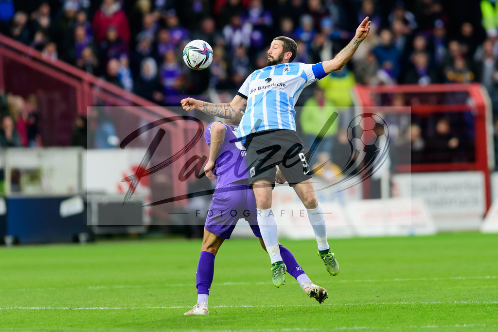 OSNTSV20211106_117 | Fussball, Herren: Ulrich Taffertshofer (VfL Osnabrueck) und Sascha Moelders (TSV 1860 Muenchen) im Zweikampf bei dem Spiel der 3. Liga zwischen VfL Osnabrueck und TSV 1860 Muenchen im Stadion an der Bremer Bruecke am 06.11.2021 in Osnanbrueck, Deutschland.DFB / DFL REGULATIONS PROHIBIT ANY USE OF PHOTOGRAPHS AS IMAGE SEQUENCES AND/OR QUASI-VIDEO. - Realisiert mit Pictrs.com