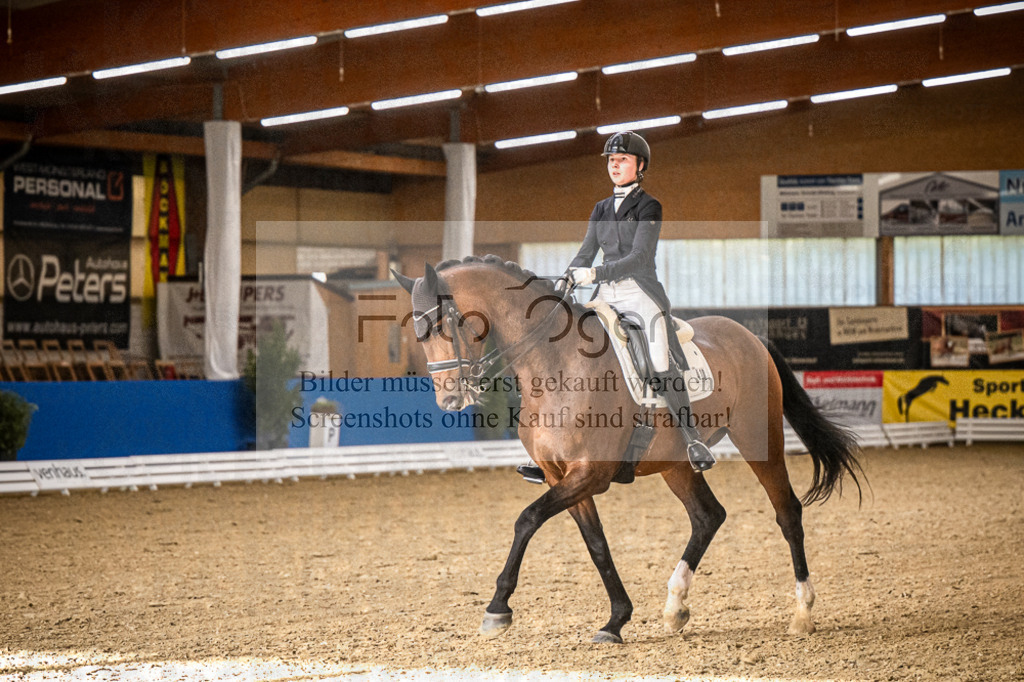 DOS_4500 | Entdecke hochwertige Reitturnierfotos von Foto Oger. Professionell, emotional und authentisch – jetzt Lieblingsmomente im Shop bestellen.Deutschlandweite Turnierfotografie. - Realisiert mit Pictrs.com