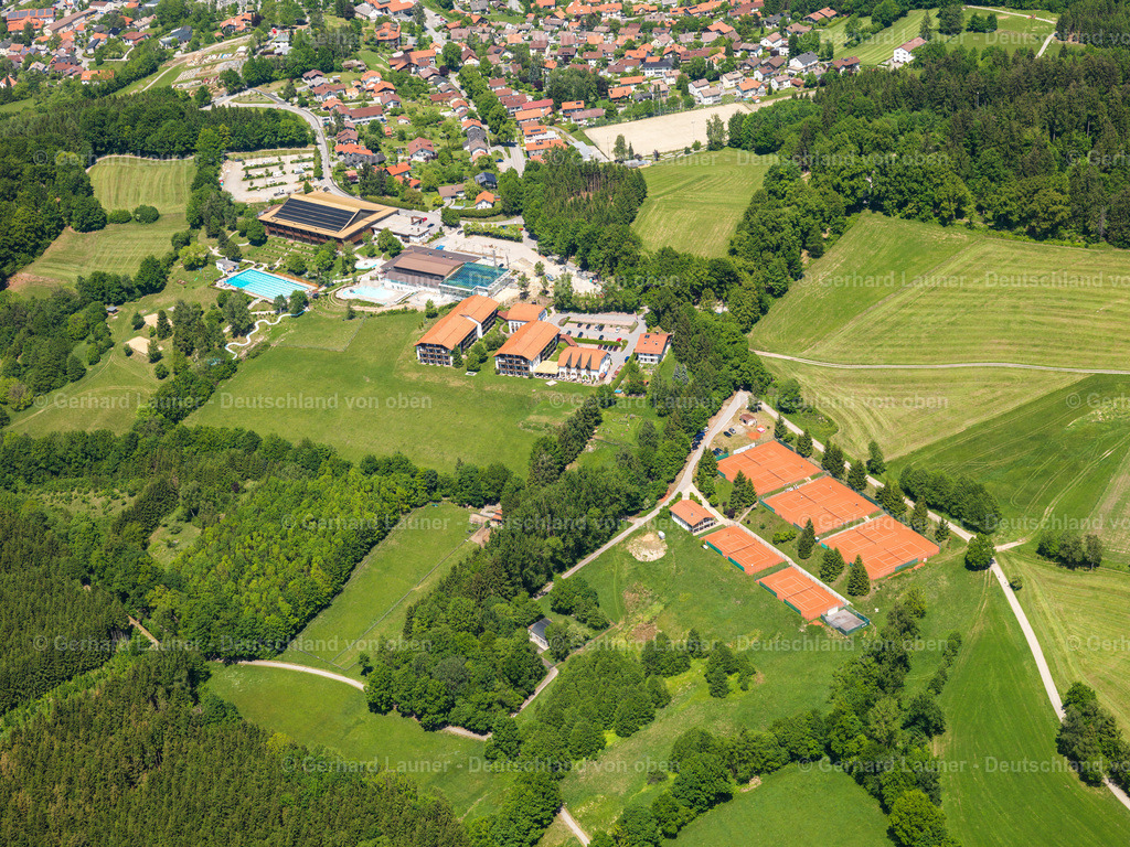 2724109 | WALDKIRCHEN 19.05.2007 Gehöft und Bauernhof- Nebengebäude am Rand von landwirtschaftlich genutzten Feldern  in Waldkirchen im Bundesland Bayern, Deutschland // Homestead and farm outbuildings on the edge of agricultural fields  in Waldkirchen in the state Bavaria, Germany Foto: Gerhard Launer