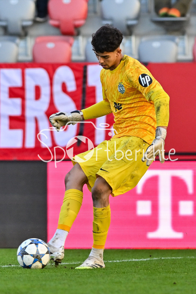 FC Bayern München U19 - Sporting Lissabon U19 | MUNICH, GERMANY - 09. DECEMBER: am Ball Miguel GOUVEIA (Sporting CP U19 1) / Einzelfoto / Freisteller während dem Match zwischen der U19 des FC Bayern München und der U19 von Sporting Lissabon am 6. Spieltag der UEFA Youth League Ligaphase am FC Bayern Campus