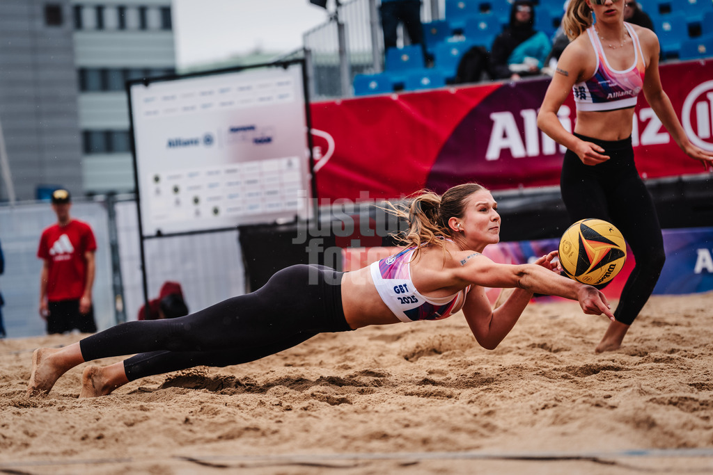 Beachvolleyball | Frauen | Allianz German Beach Tour 2025 | Tourstop Hamburg | 29.05.2025 | Mila Jancar springt zum Ball