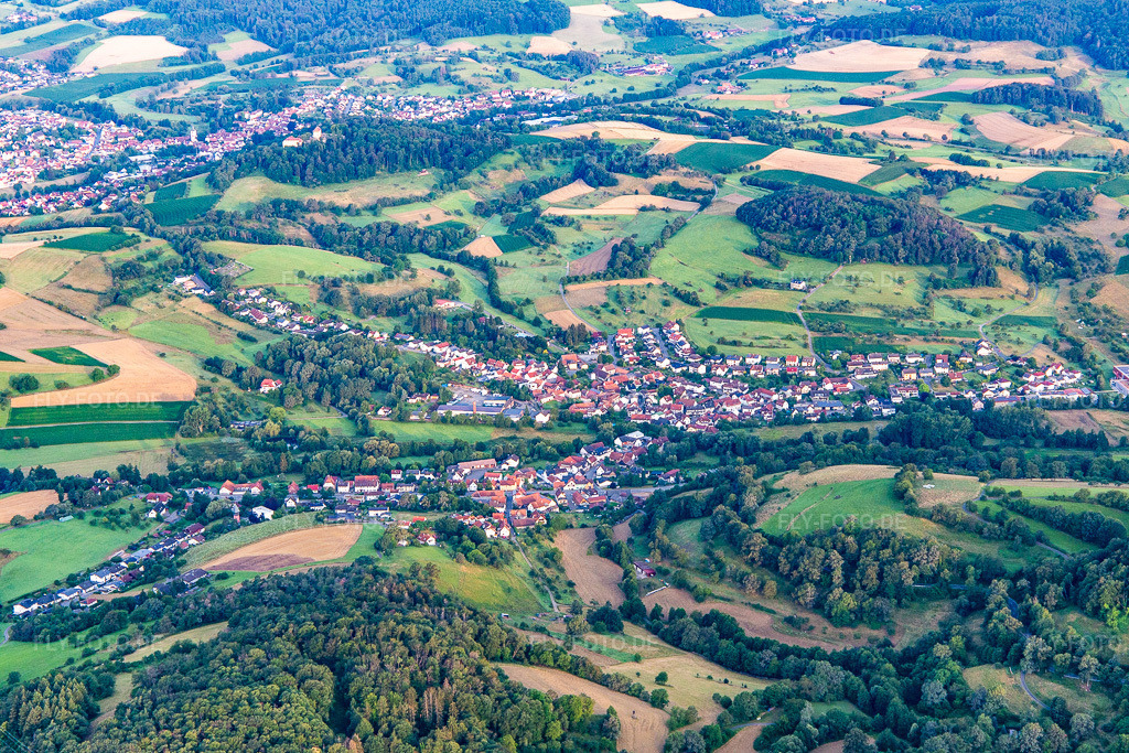 Luftbild: Ortsansicht von Osten im Ortsteil Beerfurth in Reichelsheim im Bundesland Hessen in Deutschland.Foto: IMG_142683.jpg vom 19.07.2024 durch Werner Riehm/FLY-FOTO.deAuflösung des Originals: 5472 x 3648 px