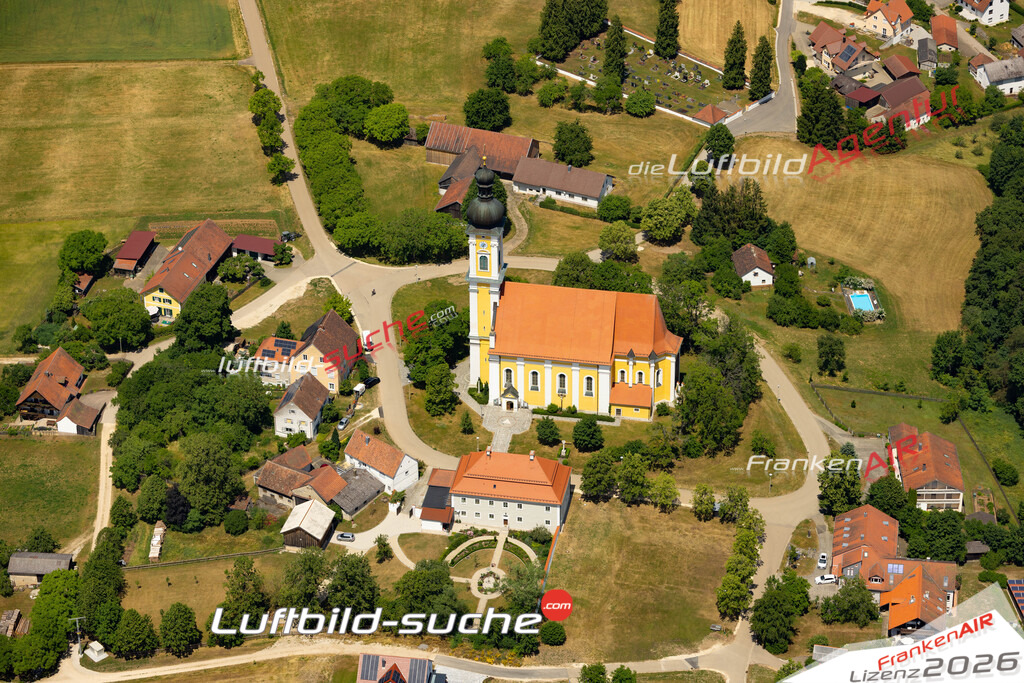 Das Luftbild zeigt : Eichlberg Kirche Hemau - Die Luftaufnahme wurde 2023 vom UL-Flugzeug aus erstellt ( keine Drohne ) - Hochauflösende Luftaufnahme - Für grossformatige Ausdrucke geeignet. Die Geschenkidee !Mit Lizenz und Bildrechte bestellbar