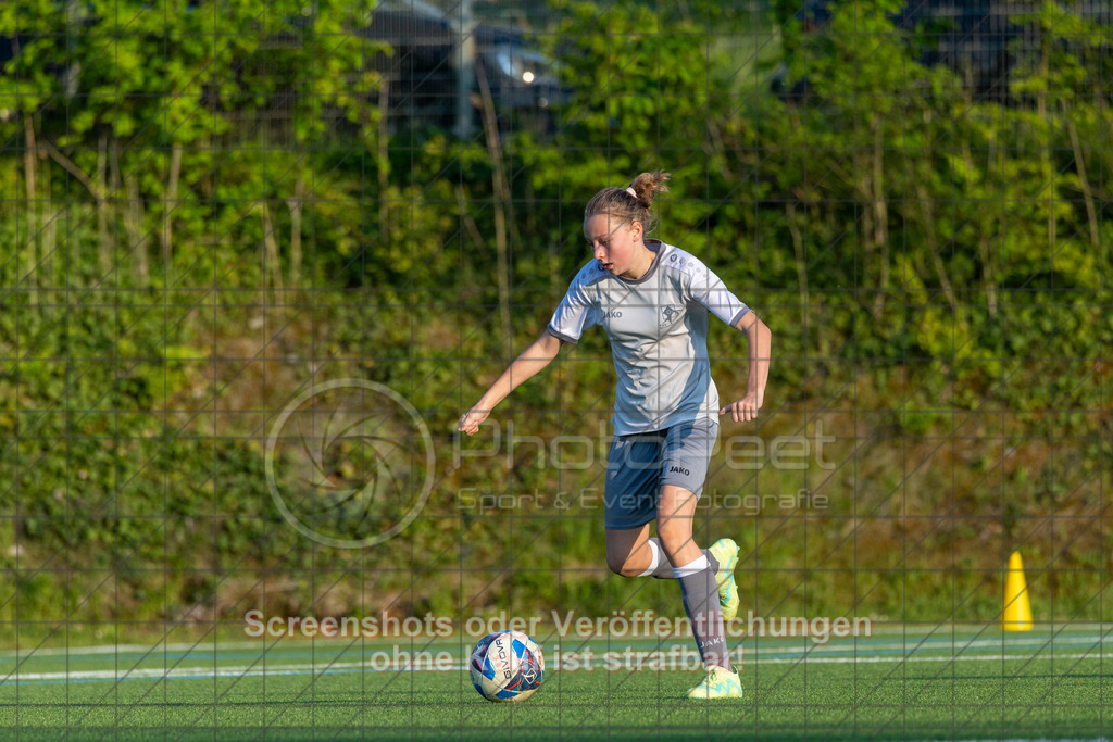 20260508_192447_0382_(c)_by_PhotoPeet | #,TSV Eschenbach (hell) vs. TSV Weilheim (rot), Fußball, C-Juniorinnen Kreisstaffel 2, Bezirk Neckar/Fils, 07.Spieltag,  Saison 2025/2026, Kunstrasenplatz, Schlater Straße, 73107 Eschenbach, 08.05.2026 - 18:30 Uhr,Foto: PhotoPeet / Sport- &amp; Eventfotografie / Peter Harich