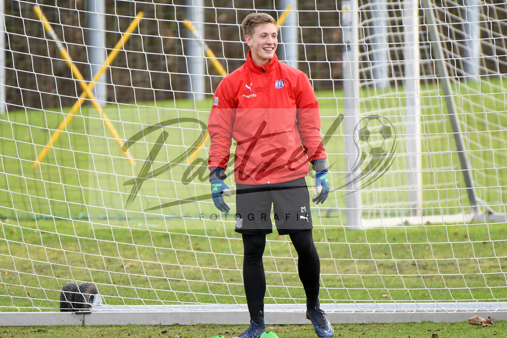 20200130_TRAOSN_0062 | Fußball, Herren: Torhueter Laurenz Beckemeyer (VfL Osnabrueck) lacht waehrend der Trainingseinheit des VfL Osnabrueck im Sportpark Illoshoehe am 30.01.2020 in Osnabrueck, Deutschland. - Realisiert mit Pictrs.com