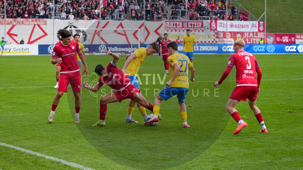 Fußball, Herren, Saison 2025/2026, Regionalliga Nordost, 14. Spieltag, FSV Zwickau vs. FSV 63 Luckenwalde, Samstag 01.11.2025, GGZ-Arena Zwickau | Fußball, Herren, Saison 2025/2026, Regionalliga Nordost, 14. Spieltag, FSV Zwickau vs. FSV 63 Luckenwalde, Samstag 01.11.2025, GGZ-Arena Zwickau, Im Bild: v.l. Veron Dobruna (Zwickau), Andrej Startsev (Zwickau), Mike Bachmann (Luckenwalde), Tim Maciejewski (Luckenwalde) und Josua von Baer (Zwickau) - Realisiert mit Pictrs.com