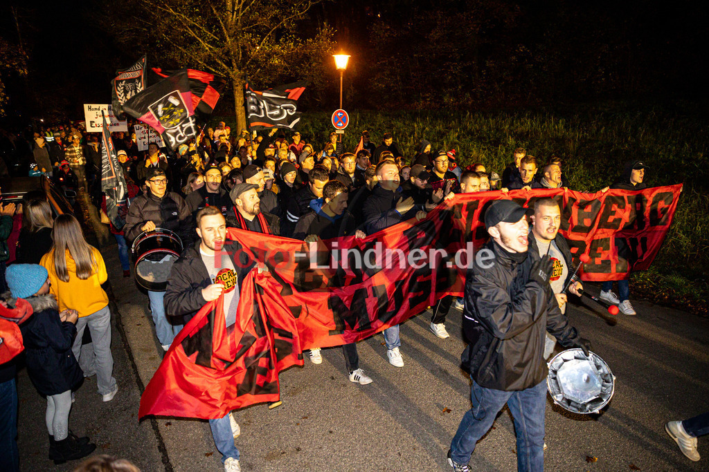 Demo für den Erhalt der Eishalle Peißenberg | Demo für den Erhalt der Eishalle Peißenberg, Demo für den Erhalt der Eishalle Peißenberg, 20241030,,2024-10-30 in Peißenberg (Moosleitenparkplatz)Copyright: WolfgangxLindner