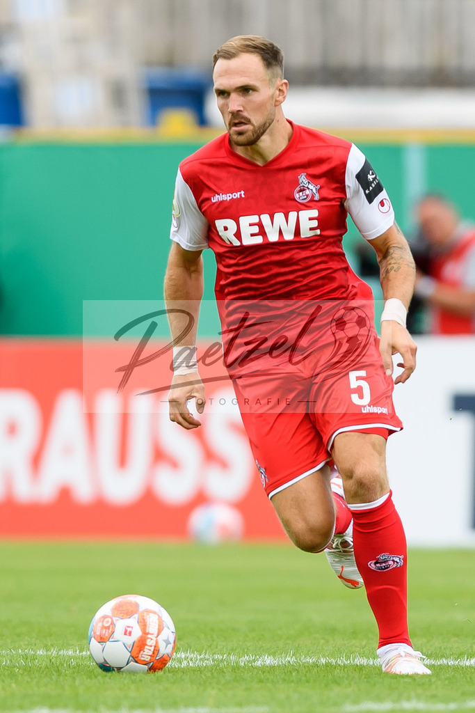 JENKOE20210808_176 | Fussball, Herren: Rafael Czichos (1. FC Koeln) in Aktion, am Ball, Einzelaktion beim Spiel der 1. Runde im DFB-Pokal zwischen FC Carl Zeiss Jena und 1. FC Koeln im Ernst-Abbe-Sportfeld am 08.08.2021 in Jena, Deutschland.DFB / DFL REGULATIONS PROHIBIT ANY USE OF PHOTOGRAPHS AS IMAGE SEQUENCES AND/OR QUASI-VIDEO. - Realisiert mit Pictrs.com