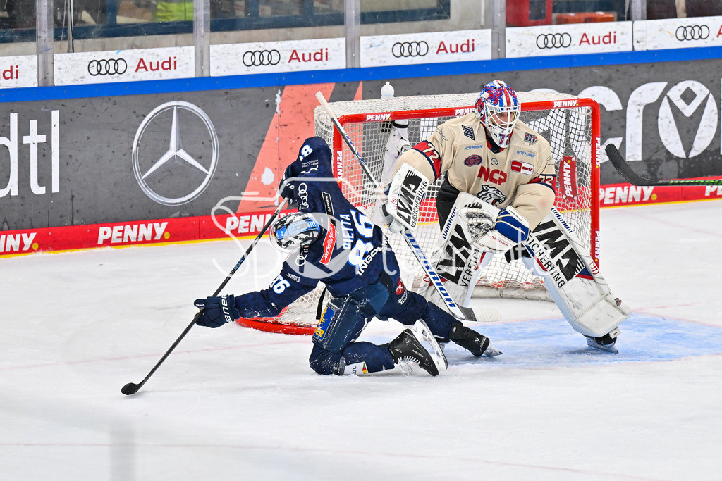 ERC Ingolstadt - Nuernberg Ice Tigers | in dieser Szene raeumt Samuel DOVE-McFALLS (Nuernberg Ice Tigers 75) Daniel PIETTA (ERC Ingolstadt 86) aus seinem Torraum / DEL: ERC Ingolstadt - Nuernberg Ice Tigers, Saturn-Arena am 26.03.2025