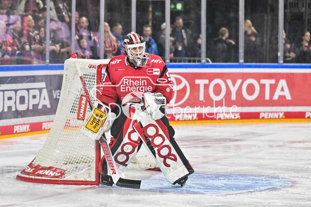 Kölner Haie - Augsburger Panther | KÖLN, DEUTSCHLAND - 04. MÄRZ: im Bild Felix BRÜCKMANN (Kölner Haie 90) in seinem Tor / Einzelfoto / Freisteller während dem Match zwischen den Kölner Haien und den Augsburger Panthern am 48. Spieltag der Penny DEL in der Lanxess Arena