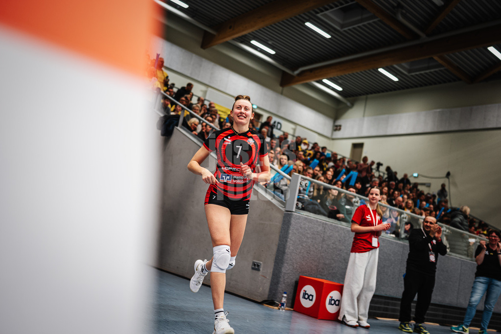 Volleyball | Frauen | Saison 2025/2026 | Volleyball Bundesliga | ETV Hamburger Volksbank Volleys vs. SSC Palmberg Schwerin | 17.01.2026 | Leonie Körtzinger (#7, ETV Hamburger Volksbank Volleys) beim EInlauf in die Arena
