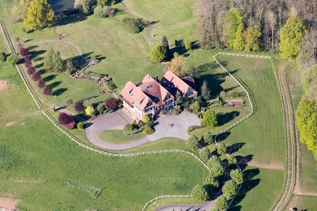Vue aérienne: Am Froeschenberg, Haras Lerchenberg à Gundershoffen dans le département Bas Rhin, France. Photo: IMG_099394.jpg prise le 30/04/2017 par Werner Riehm/FLY-FOTO.eu – Résolution de l'original: 5472 x 3648 px