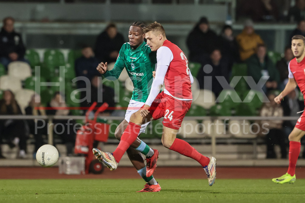 Fussball, Regionalliga Nord, SV Werder Bremen II - TSV Havelse | v.li.: Joel Imasuen (SV Werder Bremen II, 15) und Noah Plume (TSV Havelse, 24) im Zweikampf, Duell, Dynamik, Aktion, Action, Spielszene