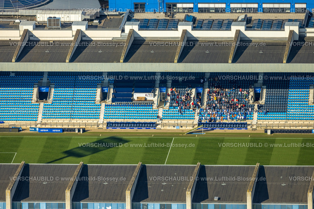 Bochum241016559 | Luftbild, Vonovia Ruhrstadion Fußballstadion und Bundesligastadion des VfL Bochum 1848, Tribüne und vereinzelte Zuschauer, Grumme, Bochum, Ruhrgebiet, Nordrhein-Westfalen, Deutschland
