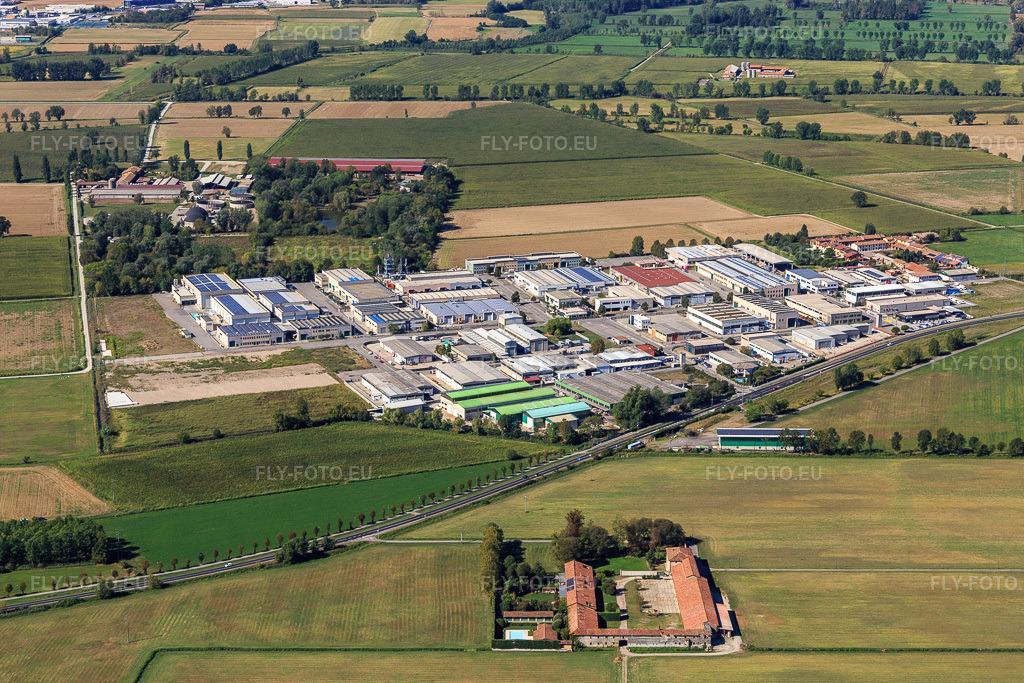 Vue aérienne: Zone industrielle Via delle Industrie à le quartier Località San Benedetto in Cremosano dans le département Cremona, Italie – .Photo: IMG_134424.jpg prise le 18/09/2022 par Werner Riehm/FLY-FOTO.eu – Résolution de l'original: 5176 x 3451 px