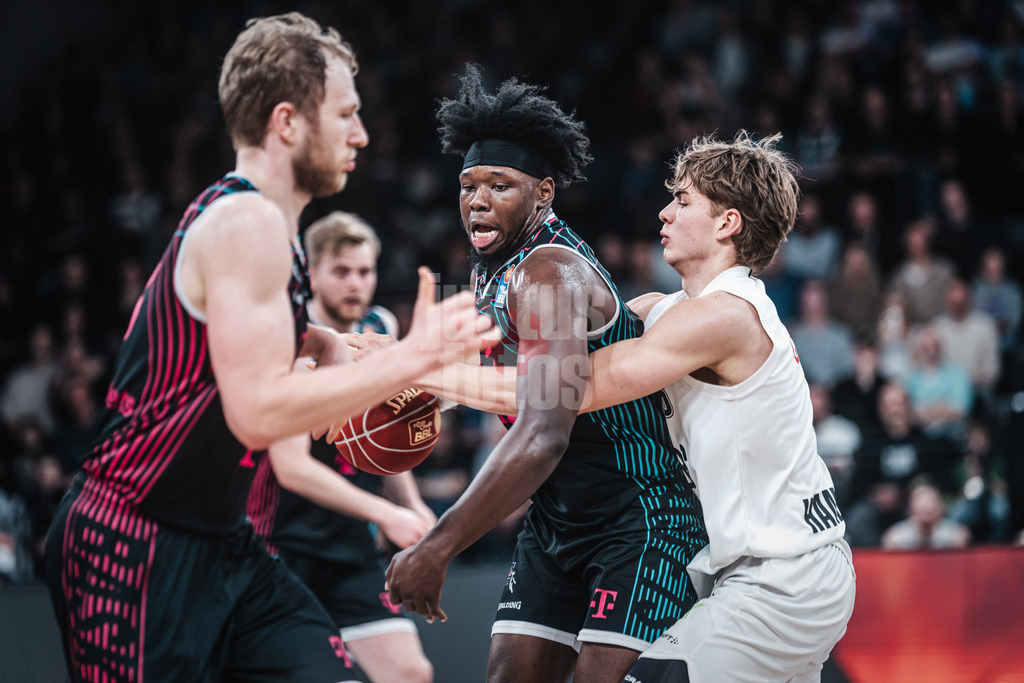 Basketball | Männer | Saison 2023/2024 | easyCredit Basketball Bundesliga | Veolia Towers Hamburg vs. Telekom Baskets Bonn | 03.02.2024 | Brian Fobbs (#11, Telekom Baskets Bonn) in Bedrängnis von Leif Möller (#6, Hamburg Towers)