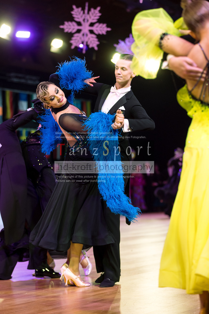 20241215_WDSF_Int_Open_Std-Riga-9260 | Tanzsportbilder, Standardtanz, Lateintanz, WDSF, DTV, LTVB, dancecomp, goc, hessen tanzt, blaues band der spree, walzer, tango, wiener walzer, slowfox, quickstepp, samba, rumba, cha-cha-cha, paso doble. jive, hd-kroft photography, turniertanzsport
