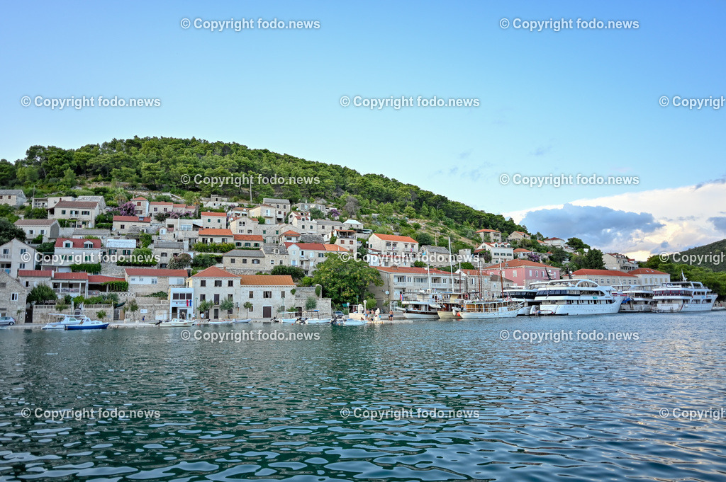 Kroatien_ Pucisca_ Brac_ 06.08.2023-38 | 06.08.2023, Kroatien, HRV, Brač, Insel in Dalmatien, Pucisca im Bild Hafen, Boote, Schiffe, Meer, Adria




Pučišća ist eine Gemeinde und ein Ort auf der Insel Brač in der Gespanschaft Split-Dalmatien in Kroatien. Der Ort ist vor allem für seinen weißen Kalkstein aus den lokalen Steinbrüchen und für seine Steinmetzkunst bekannt. 