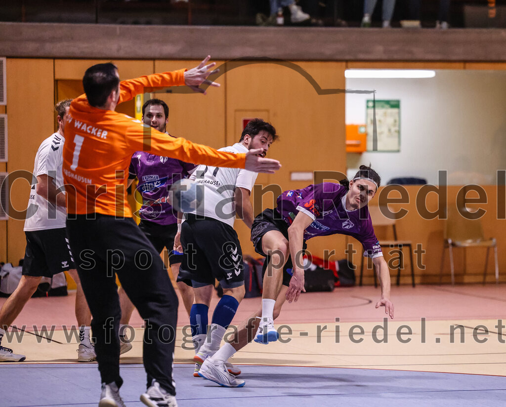 2025-02-15_049_SpVgg_Altenerding_gegen_SVW_Burghausen | Erding, Deutschland, 15.02.2025:Handball, Bezirksoberliga Männer 2024 / 2025, 16. Spieltag, SpVgg Altenerding gegen SVW Burghausen, Endergebnis: 32:31Torwart Almin Bojic (SVW Burghausen, #1), Luis Leitner (SpVgg Altenerding, #26)Foto: Christian Riedel / fotografie-riedel.net