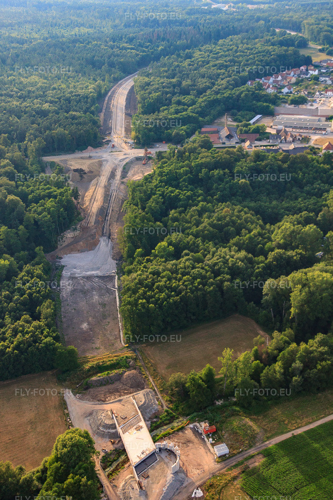 Vue aérienne: Route de contournement du chantier D1063 à Soufflenheim dans le département Bas Rhin, France – .Photo: IMG_30552.jpg prise le 09/07/2010 par Werner Riehm/FLY-FOTO.eu – Résolution de l'original: 3168 x 4752 px