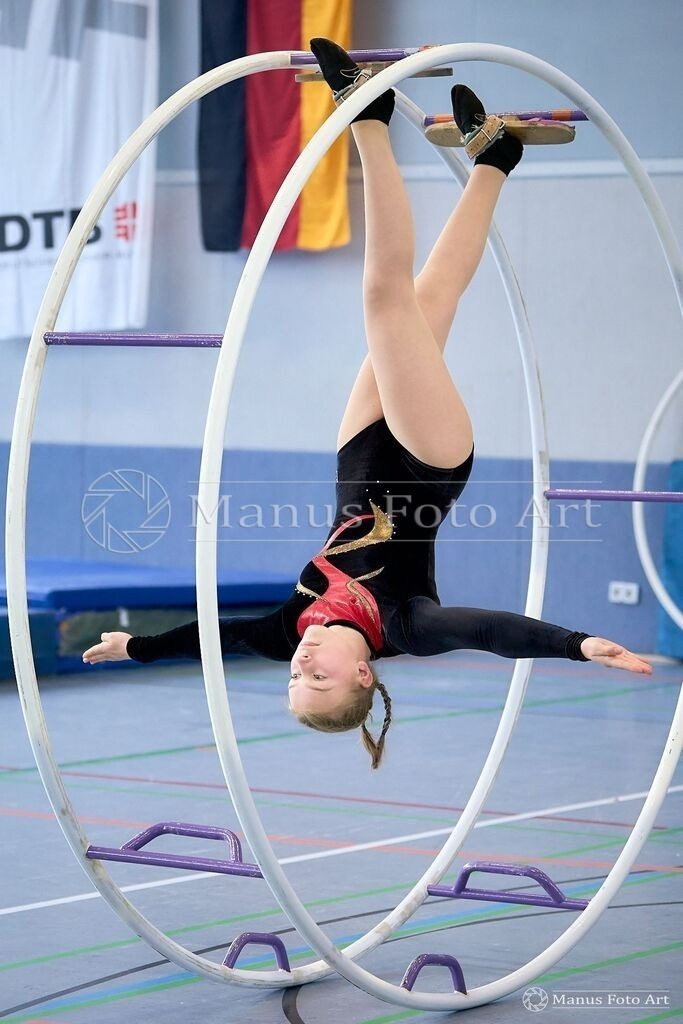 2024-06-21-B-DSC03700 | Professionelle Sportfotografie in Hamburg, Schleswig-Holstein und Niedersachsen – spezialisiert auf Rhönrad, Geräteturnen, Leistungsturnen und rhythmische Sportgymnastik. Bundesweite Begleitung von Rhönrad-Events. Jetzt Sport-Fotos - Realisiert mit Pictrs.com