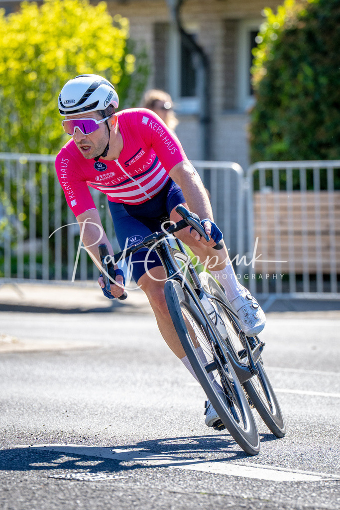 Spurt in den Mai 2026 - Großer Preis der Sparkasse Neuss | Annual one-day road cycling race "Großer Preis der Sparkasse Neuss" held in Büttgen, Germany, organized by VfR Büttgen 1912 e.V. The event features multiple races across all age categories from U11 youth to Elite men. - Realisiert mit Pictrs.com