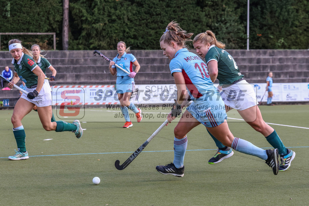 MJ_2022-10-08_Damen_HTCU-UHC-65 | Lena Micheel (UHC Hamburg #10) &amp; Elena Clococeanu (Uhlenhorst Mülheim #24), Uhlenhorst Mülheim - UHC Hamburg am 8.10.2022 im Waldstadion, Mülheim a. d. Ruhr